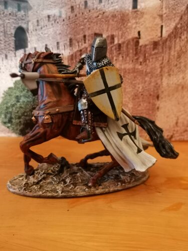 Medieval crusader knight charging - NCM photo review