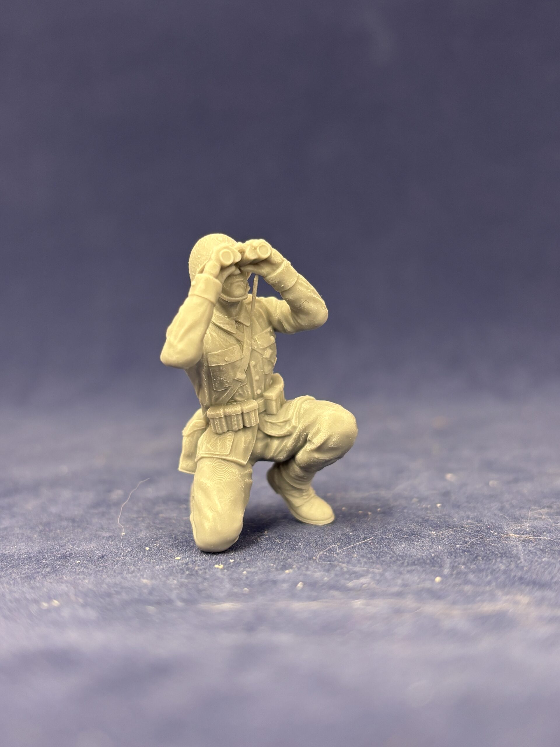 Polish WW2 officer with binoculars, crouching - Image 2