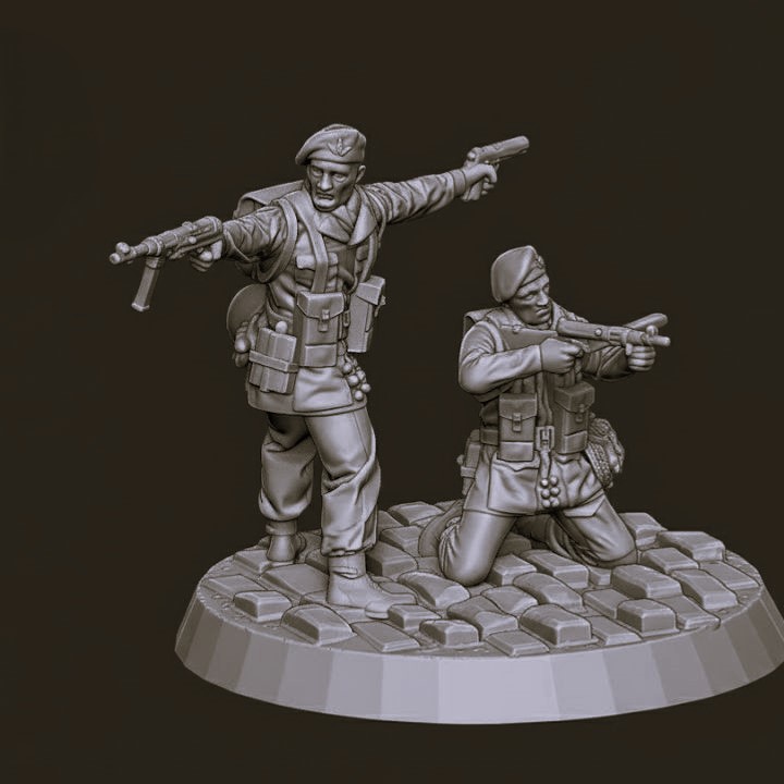 WW2 British paratroopers firing with berets